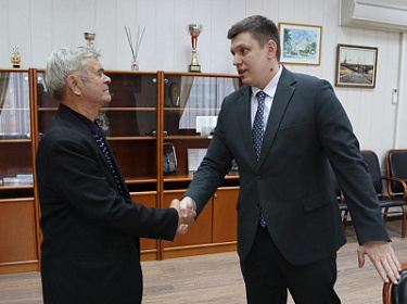 Председатель Думы поздравил с юбилеем Владимира Башева